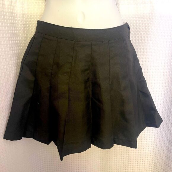 Black Pleated Mini Skirt - Picture 2 of 5